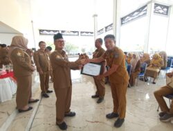 Bupati Surunuddin Serahkan SK Penetapan BLUD UPTD Puskesmas dan Sertifikat Akreditasi UPTD