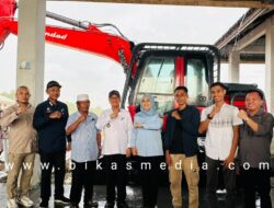 Dorong Potensi Perikanan di Tinanggea, Pemda Konsel Serahkan Sejumlah Bantuan ke Nelayan