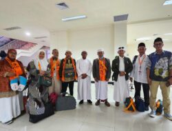 Kedatangan 30 Jema’ah Umroh Disambut Kabag Kesra dan Ketua KNPI Konsel