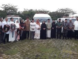 Buka Puasa Bersama, Surunuddin Dangga Serahkan Mobil Ambulance ke 10 Puskesmas