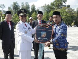 Momen HUT RI ke 79, Bupati Surunuddin Serahkan Kendaraan Motor Bagi Petugas Kesehatan