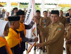 Bupati Irham Kalenggo Lepas 73 Calon Haji, Titip Doa untuk Daerah di Tanah Suci