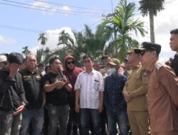 Protes Infrastruktur, Konsorsium Masyarakat Andoolo Blokir Jalan di Konawe Selatan