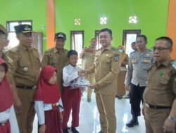 Pemkab Konsel Mulai Salurkan Seragam Sekolah Gratis ke Desa-desa