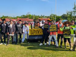 Peserta Defile HUT RI di Lalembuu Tampilkan Parade Protes, Tuntut Janji Aspal untuk Petani