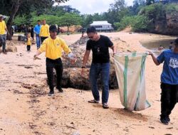 DLH Konsel Lakukan Gerakan Kebersihan pada Hari Konservasi di Pantai Gelora Beach