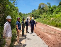 Jawab Keluhan Masyarakat PT. AJB dan Pemerintah Timbun Ruas Jalan Provinsi