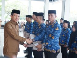 Bupati Konsel Serahkan SK PNS, CPNS Lulusan IPDN, dan Teken Perjanjian Kerja PPPK Tahap II