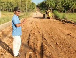 Kades Lalembuu ‘Tambal’ Jalan Provinsi dengan Dana Pribadi