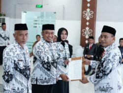 Ketua PGRI Konsel Saiful Akbar Kalenggo Lantik Pengurus PGRI Tingkat Kecamatan