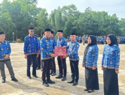 Wabup Wahyu Serahkan Satyalancana Karya Satya kepada Puluhan ASN Konsel Berprestasi