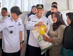 Patuhi Instruksi Presiden, Bupati Irham Bersama Gubernur Sultra Launching Bantuan Pangan di Desa Ulunese