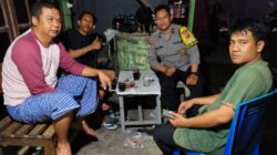 Bhabinkamtibmas Pondambea Aktif Sambangi Warga Usai Tarawih, Bahas Sampah, Narkoba hingga UMKM