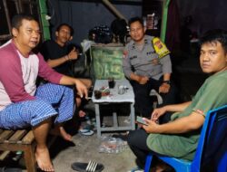 Bhabinkamtibmas Pondambea Aktif Sambangi Warga Usai Tarawih, Bahas Sampah, Narkoba hingga UMKM