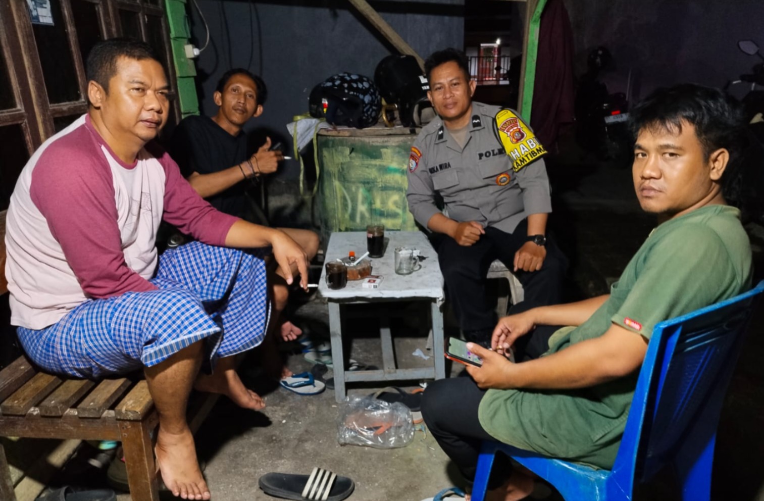 Bhabinkamtibmas Pondambea Aktif Sambangi Warga Usai Tarawih, Bahas Sampah, Narkoba hingga UMKM