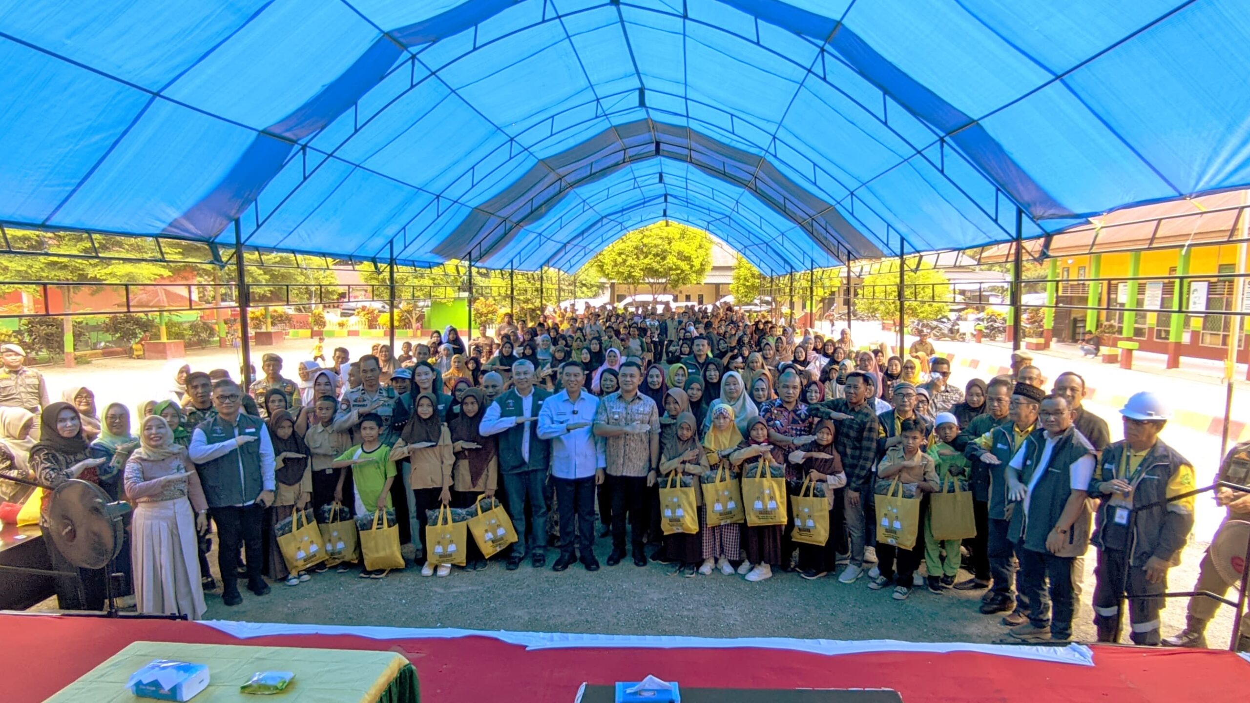 Sinergi Pemkab Konsel dan PT Ifishdeco, 1.400 Siswa SD di Tinanggea Terima Perlengkapan Sekolah Gratis