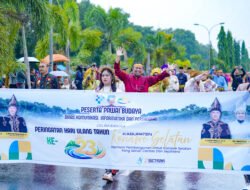 Diguyur Hujan, Diskominfo Konsel Tetap Memukau di Pawai Budaya HUT ke-23