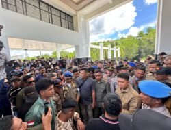 Terima Pendemo di Kantor Bupati, Irham Kalenggo Janji Audit Dugaan Korupsi Desa Tetenggolasa