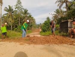 Menjemput Harapan di Atas Lumpur, Kisah Gotong Royong Warga Alengge Agung Perbaiki Jalan yang Dilupakan Zaman