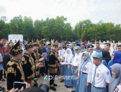 Pimpin Upacara HUT ke-23 Konsel, Gubernur Sultra dan Bupati Irham Kalenggo Serahkan Sederet Bantuan untuk Masyarakat