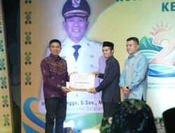 Puncak HUT Konsel ke-23, Bupati dan Wabup Serahkan Hasil Donasi “Garage Sale BKAD” untuk Masjid Raya dan Panti Asuhan