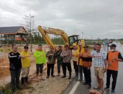 Respon Cepat, Wabup Konsel Tinjau Banjir Konda Normalisasi Drainase dan Bagikan Bantuan Sembako