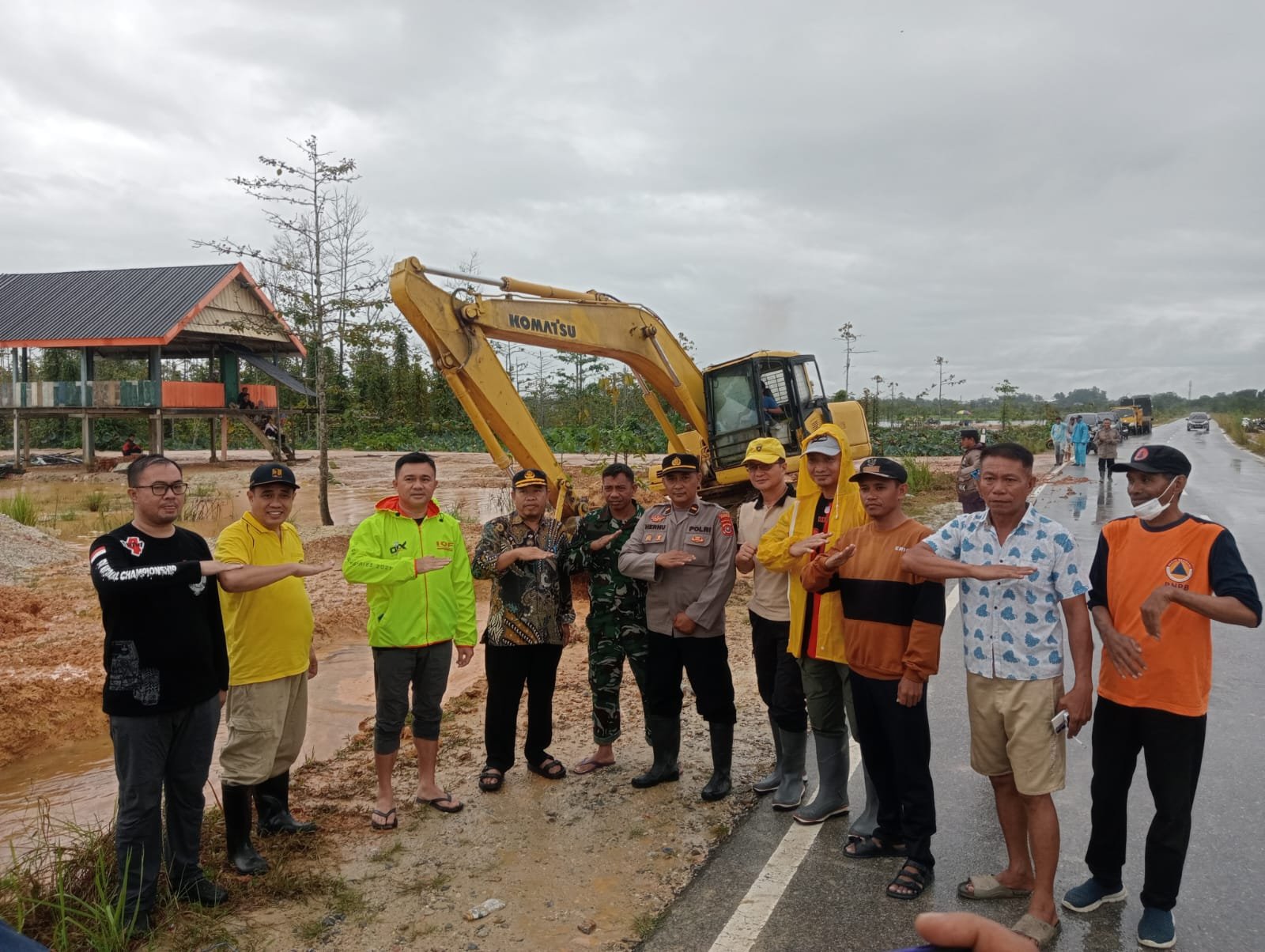 Respon Cepat, Wabup Konsel Tinjau Banjir Konda Normalisasi Drainase dan Bagikan Bantuan Sembako