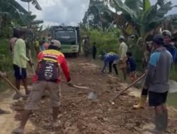 Babinsa Kodim Bombana Inisiasi Gotong Royong Perbaikan Jalan dan Jembatan Desa di Poleang Utara