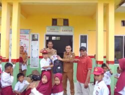 Camat Palangga Salurkan Seragam Sekolah Gratis kepada 26 Siswa SDN 13 Palangga, Apresiasi Sinergi Pemkab dan Pemerintah Desa
