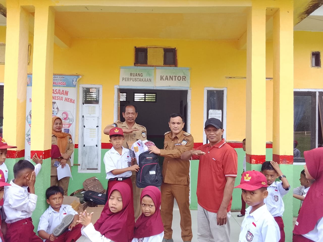 Camat Palangga Salurkan Seragam Sekolah Gratis kepada 26 Siswa SDN 13 Palangga, Apresiasi Sinergi Pemkab dan Pemerintah Desa