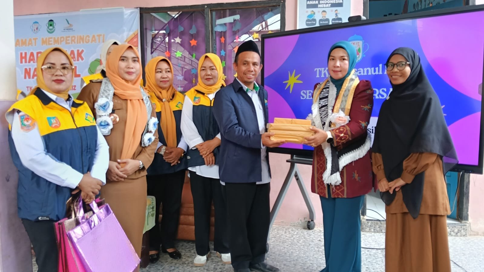 Memperingati HAN 2026, Bunda PAUD Konsel Kunjungi TK IT Insanul Faiz dan Serahkan Bantuan Perlengkapan Sekolah