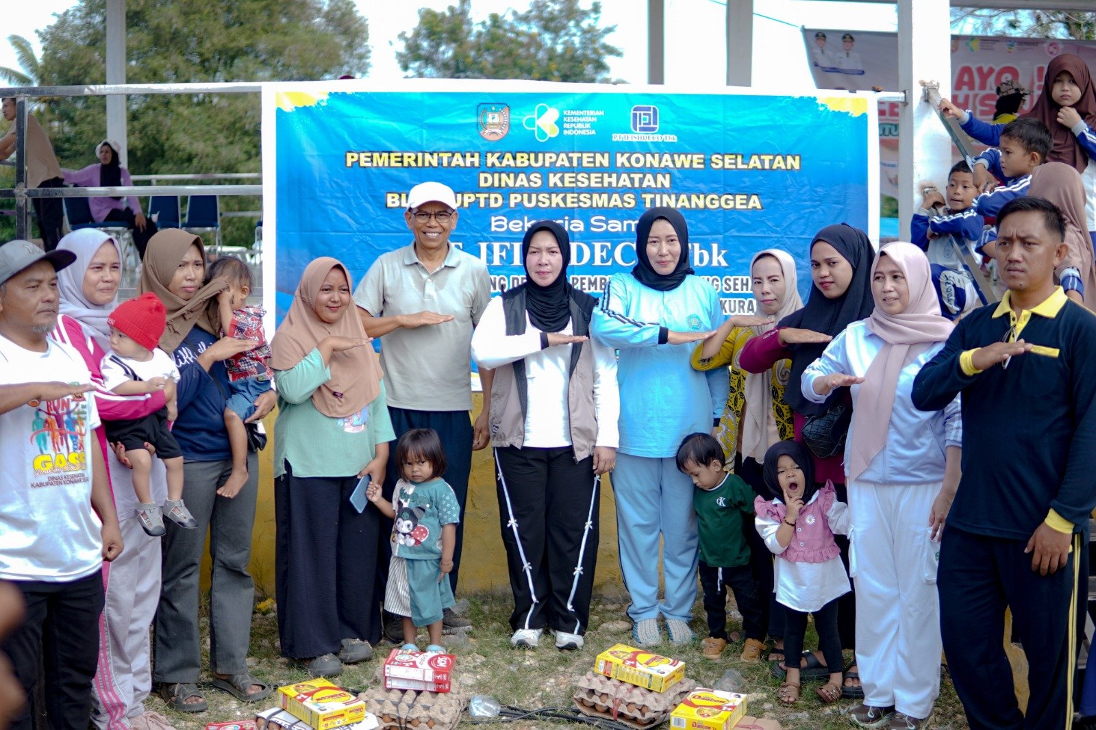 Dinkes Konsel Bersama PT IFISHDECO Tbk Gelar Senam Bersama dan Penyerahan Bantuan PMT di Tinanggea