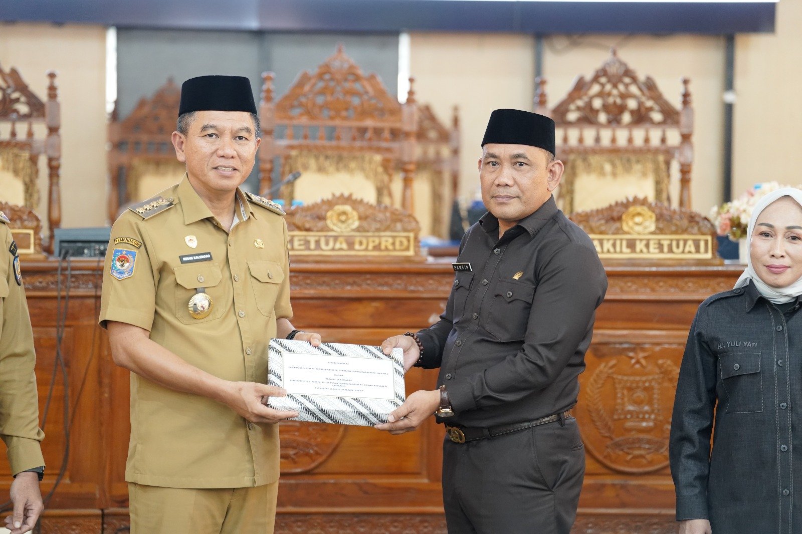 Bupati Irham Kalenggo Serahkan Rancangan KUA-PPAS 2027 ke DPRD Konawe Selatan