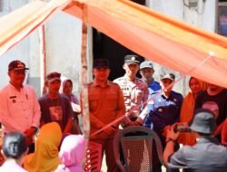 Tanggap Bencana, Wakil Bupati Konawe Selatan Kunjungi dan Bantu Warga Terdampak Kebakaran