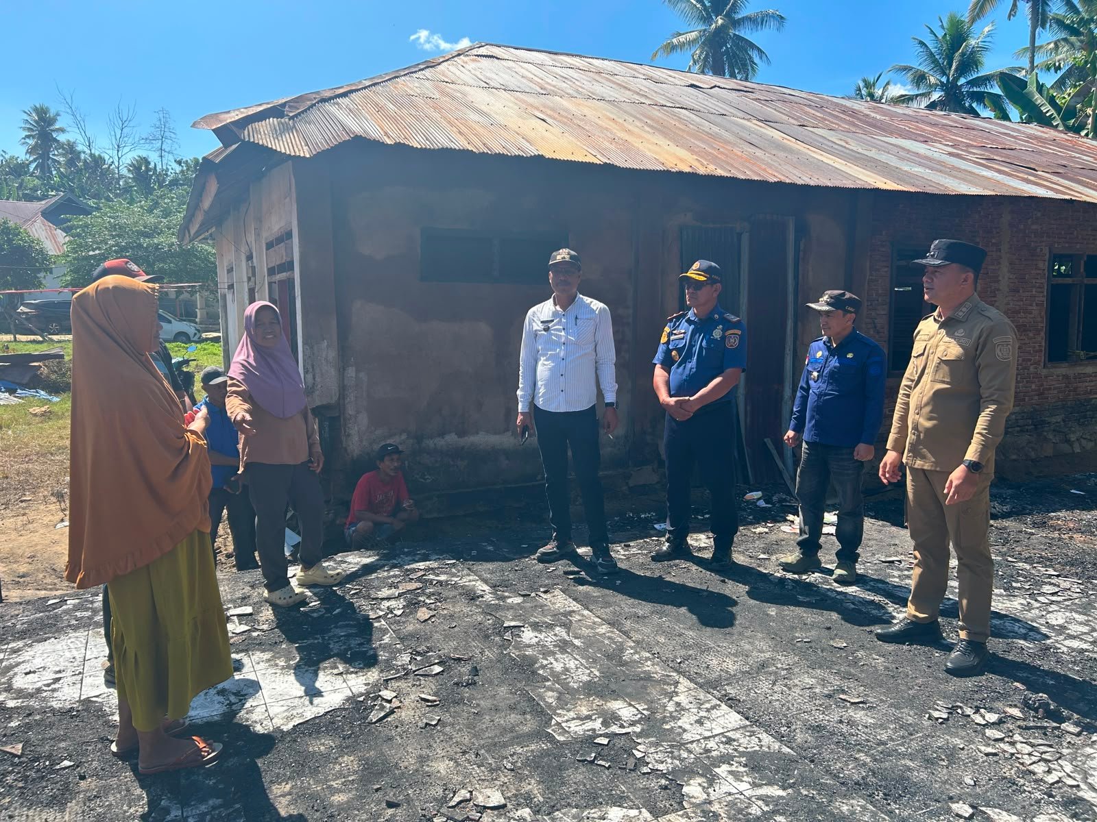 Tanggap Bencana, Wakil Bupati Konsel Kunjungi dan Bantu Warga Terdampak Kebakaran