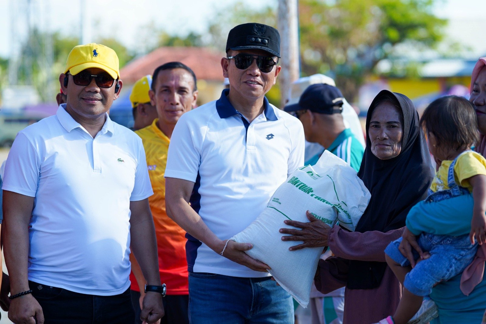 Buka Porseni HUT RI ke-81 di Morut, Bupati Irham Gelontorkan Bantuan Pangan untuk 1.256 KPM dan Borong 2 Gol