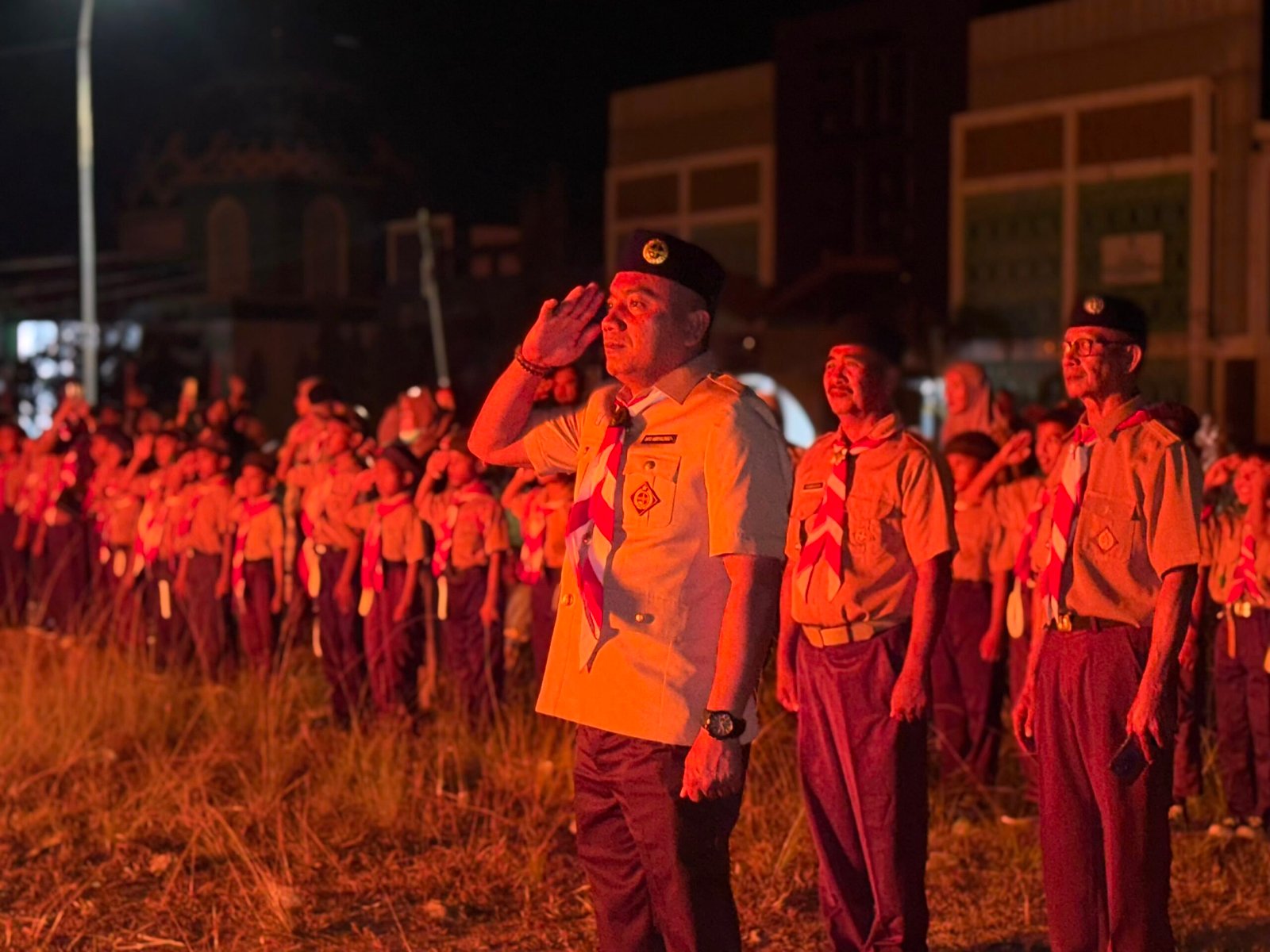 Saiful Akbar Kalenggo Pimpin Parade Api Unggun HUT RI di Konsel