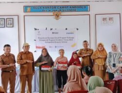 Dinsos Konsel Salurkan KKS PKH untuk 114 KPM di Andoolo dan Andoolo Barat
