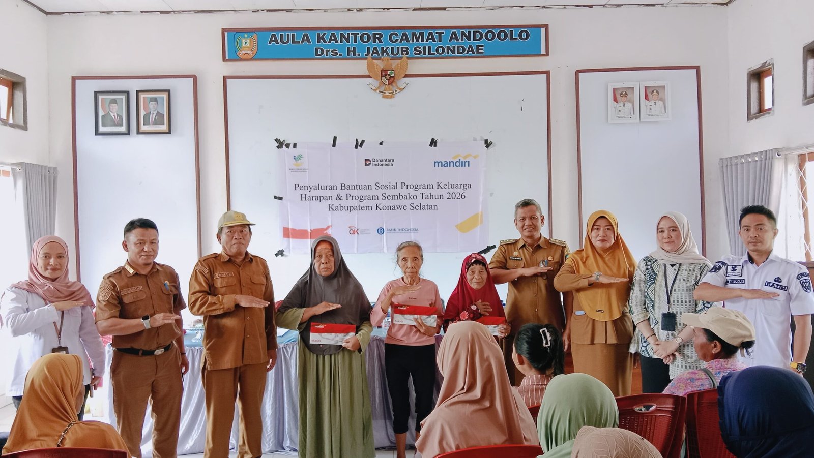 Dinsos Konsel Salurkan KKS PKH untuk 114 KPM di Andoolo dan Andoolo Barat