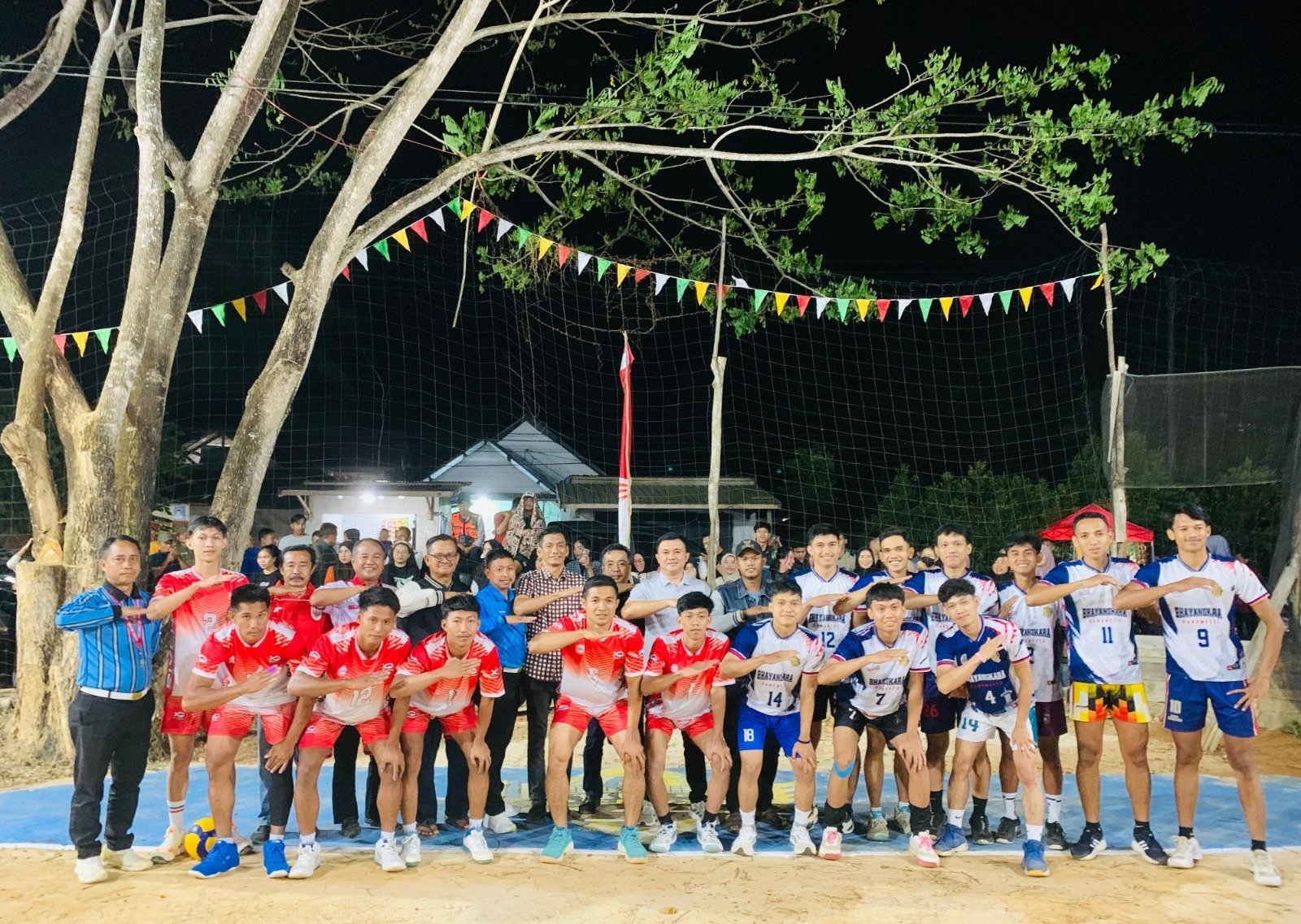 Dukung Pembinaan Atlet Desa, Ketua KONI Konsel Buka Turnamen Bola Voli di Ranomeeto