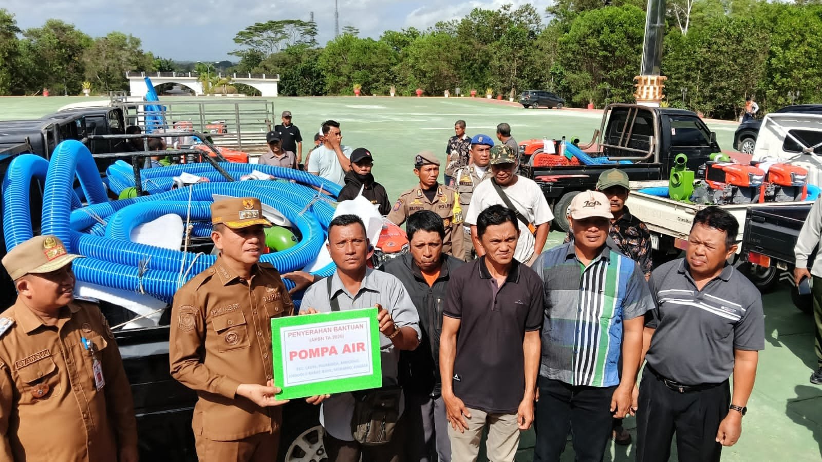 Cegah Gagal Panen, Bupati Irham Kalenggo Salurkan 70 Pompa Air untuk Petani Konsel